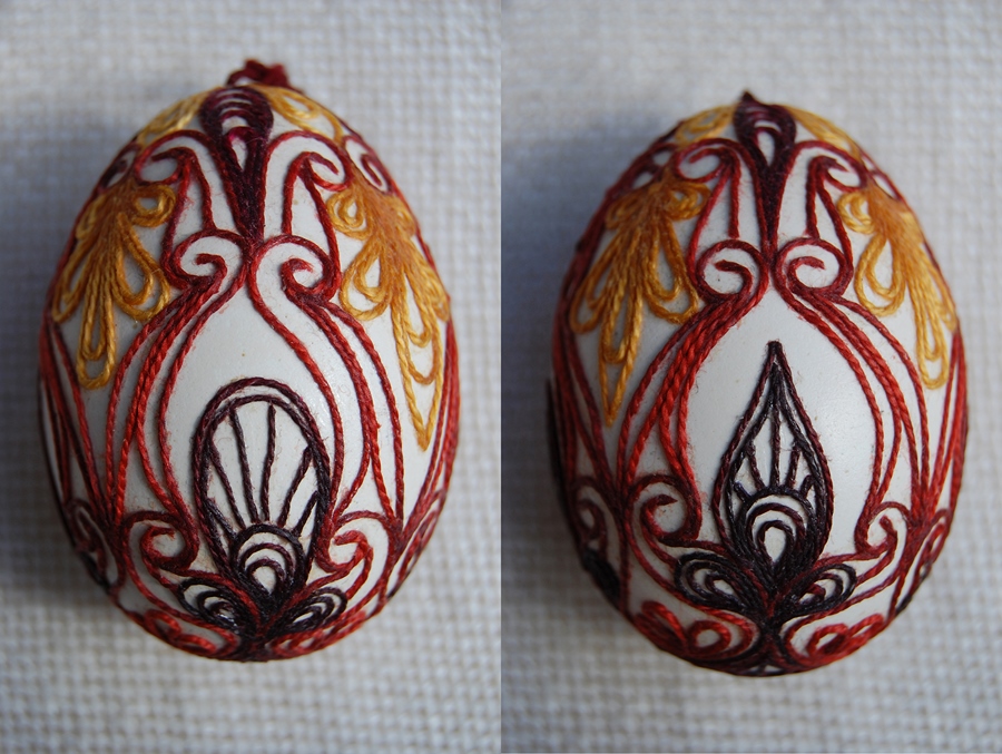 Easter Egg, 2002, 5,7 x 4,4 cm, crewel, glue