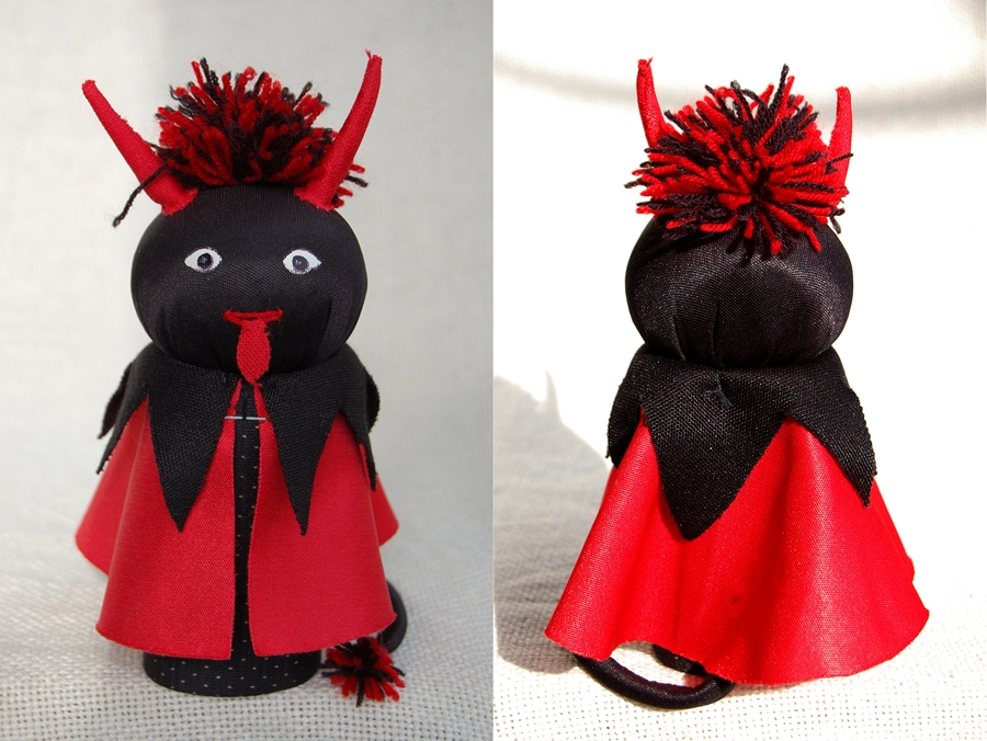 Devil, 2003, 16,5 x 7,5 cm, paper reel, textile, thread