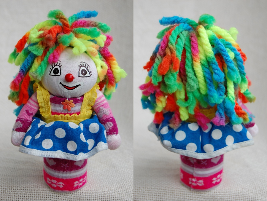 Clown, 2014, 16,5 x 10 cm, paper reel, textile, thred
